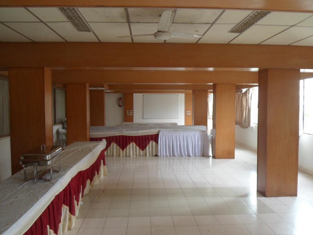 Hotel Rajdeep Inn 阿穆达巴 外观 照片